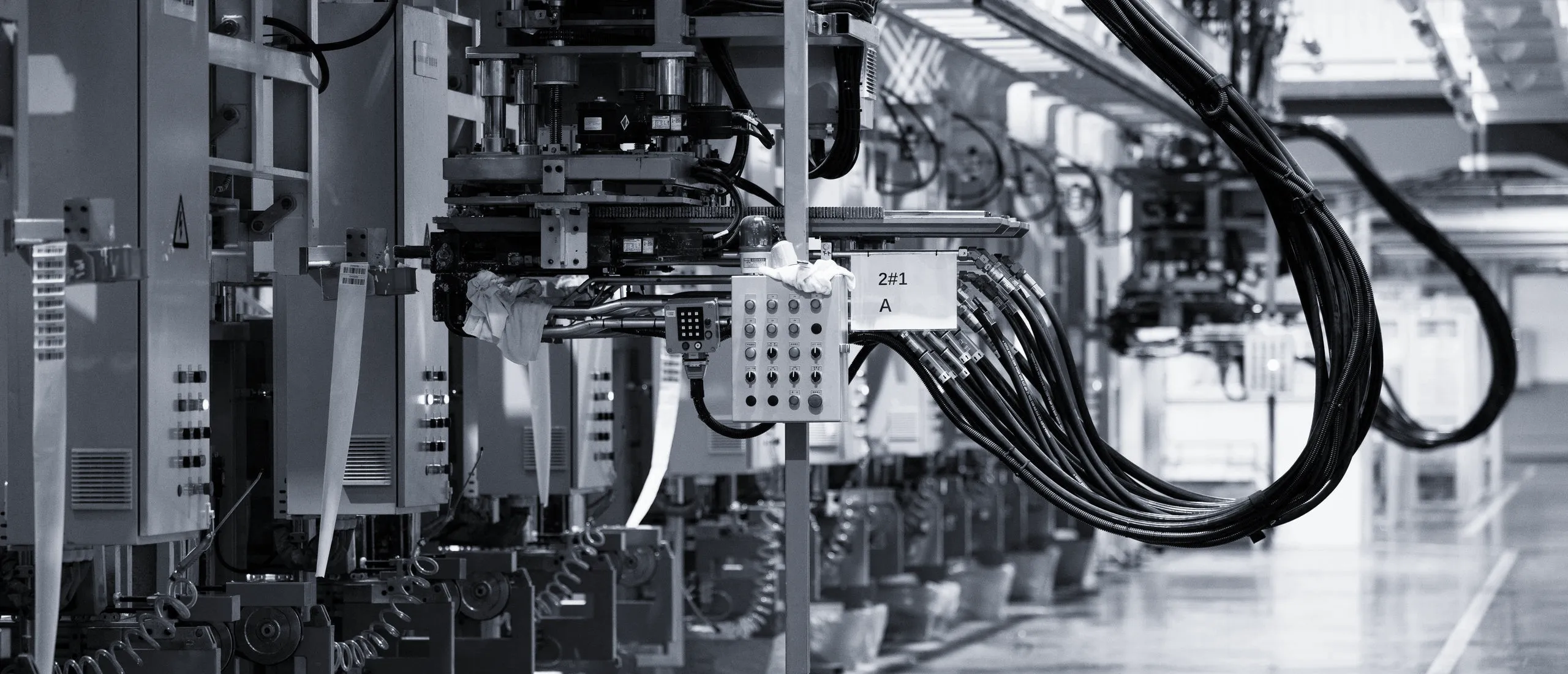 Pitkä automatisoitu tuotantolinja tehtaassa